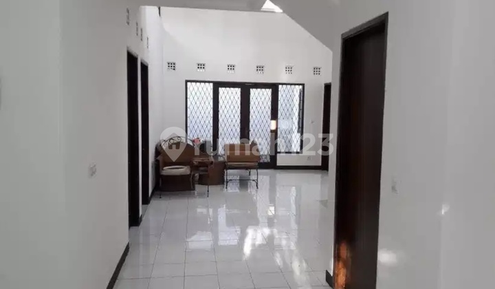 Ready-to-Live House in Setraduta Bandung Well-Maintained 2-Story Building in an Elite Complex 2
