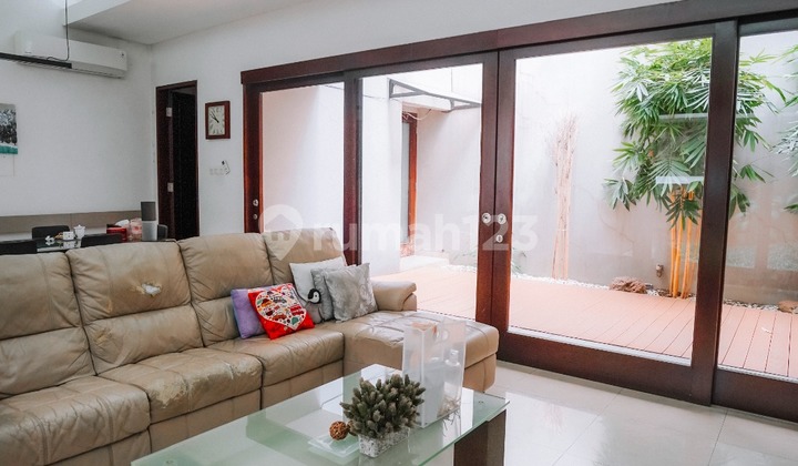 Tropical Minimalist House in Kelapa Gading - Area 220 m2! 2