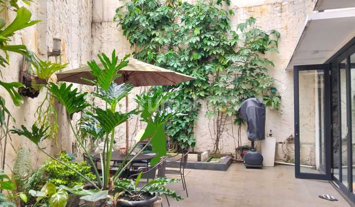 Serene House in Kelapa Nias Raya, Kelapa Gading - Features a Fish Pond