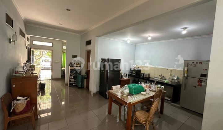 Rumah di Jatinegara Barat, High Ceiling - Semi Furnished 2
