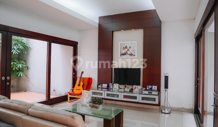 Tropical Minimalist House in Kelapa Gading - Area 220 m2!