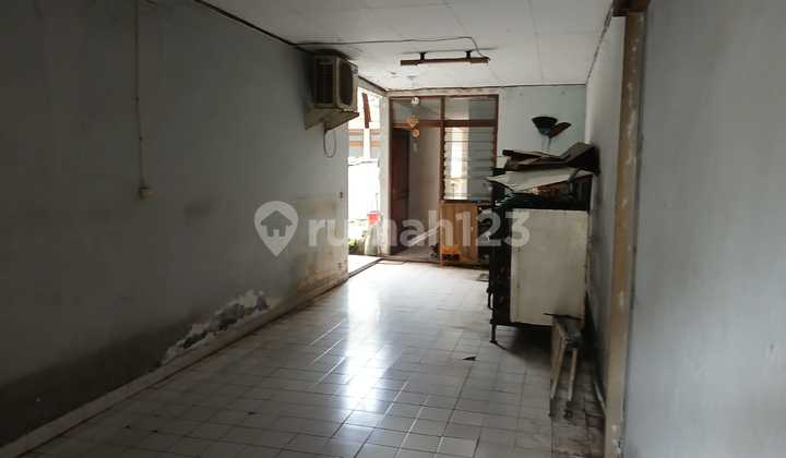 House Needs Renovation Strategic Comfortable SHM in Taman Sakura Bypass 2