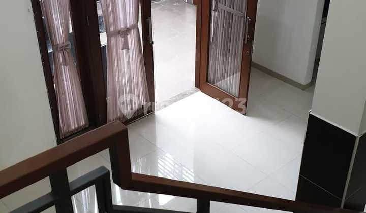 Ready-to-Occupy 2-Story Newly Renovated House in Batununggal Indah, Bandung 2