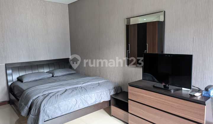 Studio Disewakan Lantai 10 Furnished Hommy Nyaman 2