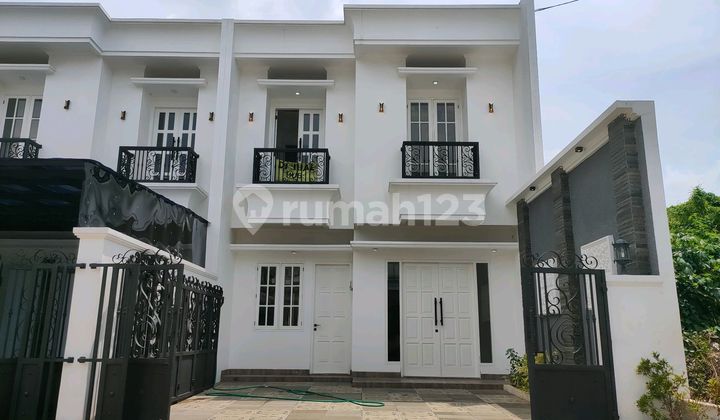 Rumah Mewah Baru Gaya American Classic di Duren Sawit 1