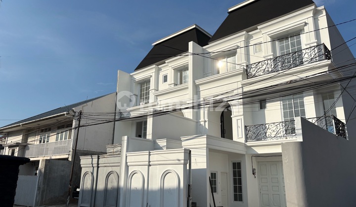 Luxurious Brand New Modern Classic House with Private Pool in Tebet Luxurious Brand New Modern Classic House with Private Pool in Tebet