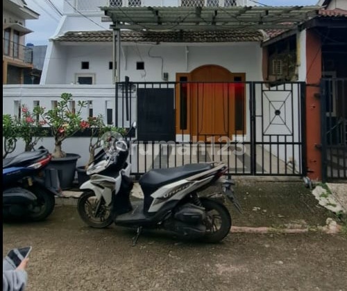 For Rent 2-Story Corner House on Green Boulevard