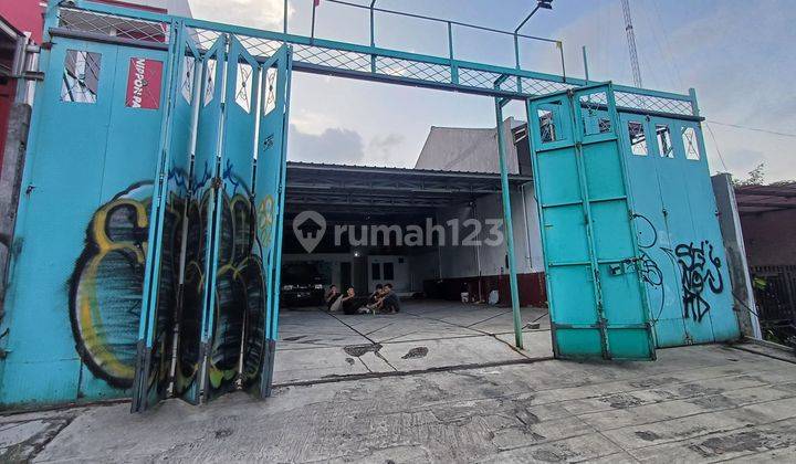 Disewakan Ruang Usaha Ex Showroom Pondok Kelapa 1