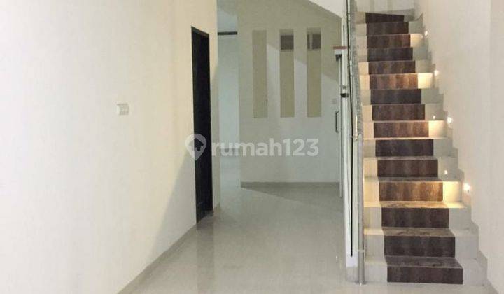 Dijual Rumah 3 Lantai Brand New Minimalis Modern  2