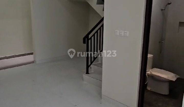 Dijual Rumah Baru 3lt siap Huni di Tanjung Duren 2