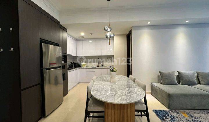 ruang makan apartemen casa grande residence 3br