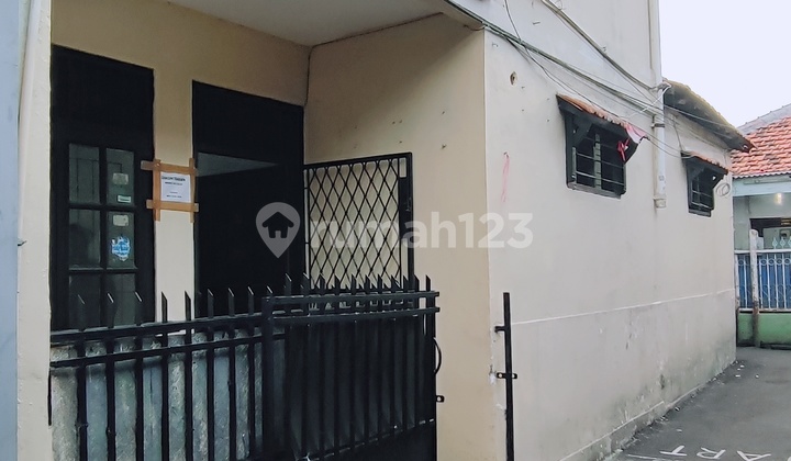 Two-Story Ready-to-Occupy House in Tebet, Flood-Free, Close to Shopping Centers and Office Buildings in Kuningan, South Jakarta.