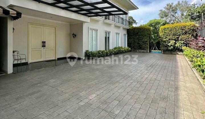 Rumah Modern Tropical  Semi Furnished Siap Huni di Pejaten, Bebas Banjir, Lahan Luas di Jakarta Selatan 1
