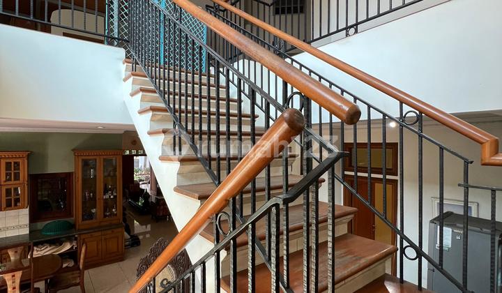 Well-Maintained House with Spacious Yard in Duren Tiga, South Jakarta, Facing Main Road, Flood-Free. 2