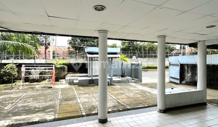 2-Story Well-Maintained House in Kebayoran Baru, Flood-Free, Facing Main Road South Jakarta 2