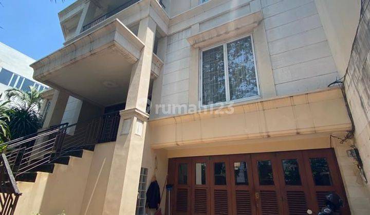 Rumah dijual di Kelapa Gading 3 Lantai di Gading Putih Furnished 1