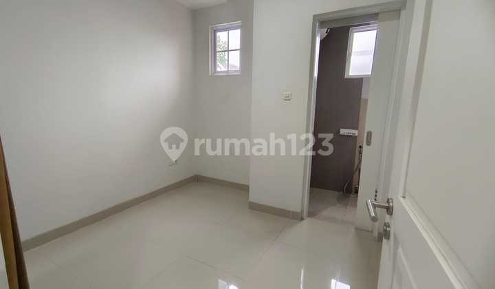 For rent: 2-story corner house in Malibu Village, Gading Serpong. For rent: 2-story corner house in Malibu Village, Gading Serpong.