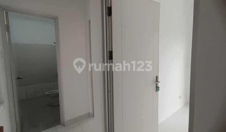 Rumah 2 lantai, halaman belakang luas di amalfi gading serpong  2