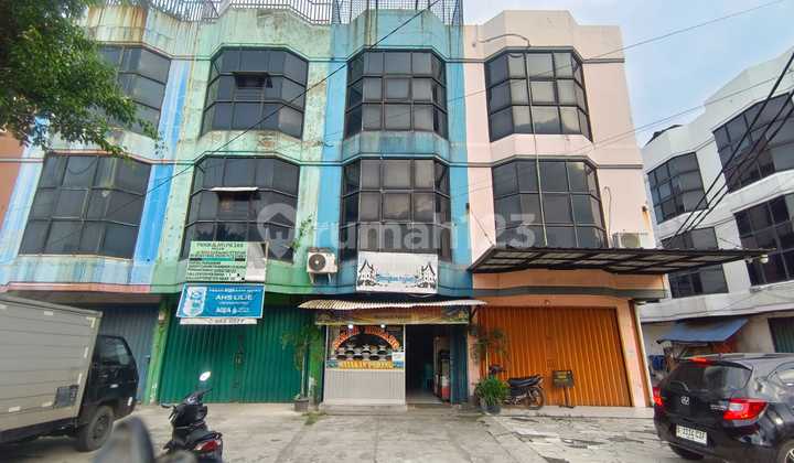 For sale cheap 3-story shop house by the roadside in Karawaci, Tangerang