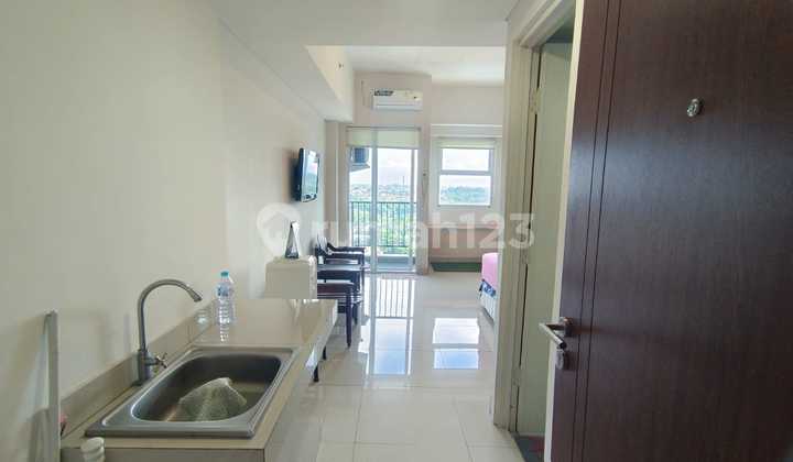 For sale at a loss, semi-furnished studio apartment in Parkland BSD. For sale at a loss, semi-furnished studio apartment in Parkland BSD.