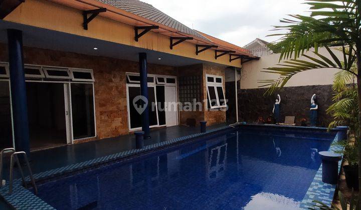 Rumah Hoek Modern Classic Layout Lapang Private Pool Dekat Tol Desari 2