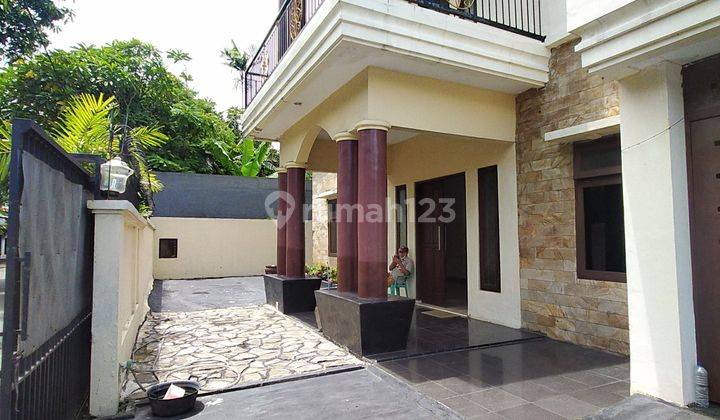 Rumah Hoek Modern Classic Layout Lapang Private Pool Dekat Tol Desari 1