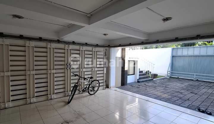 Disewakan Rumah Area Senopati Lingkungan Tenang 2