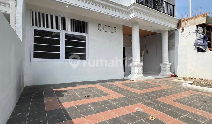 Rumah dalam Komplek Di Cinere Lengkap dengan Private Pool