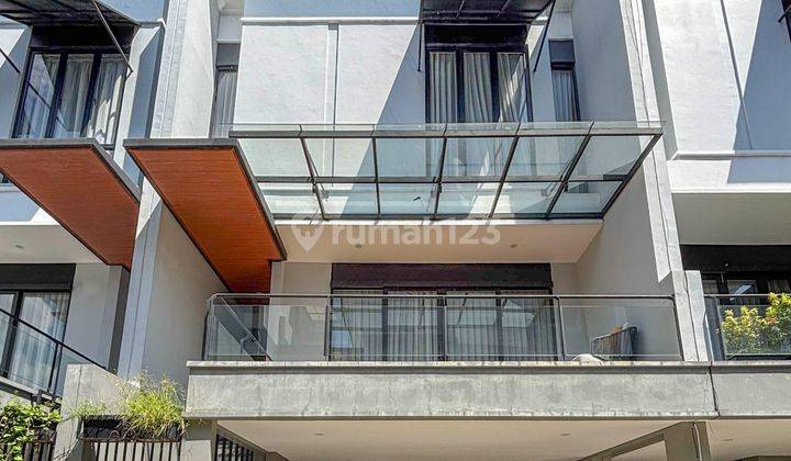 Umah 3 Lantai Terawat Dan Siap Huni Dalam Townhouse Eksklusif  1