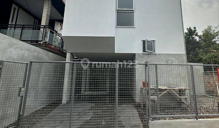 Jarang Ada! Dijual 1 Unit Rumah Siap Huni Karya Arsitek Indonesia Rumah Unfurnished Baru SHM - Sertifikat Hak Milik di Tanah Baru 2