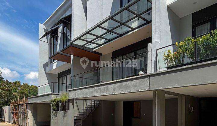 Umah 3 Lantai Terawat Dan Siap Huni Dalam Townhouse Eksklusif  2