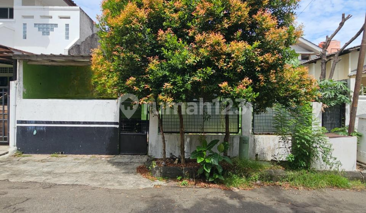 Rumah Tua Hitung Tanah Dalam Komplek di Lebak Bulus Rumah Tua Hitung Tanah Dalam Komplek di Lebak Bulus