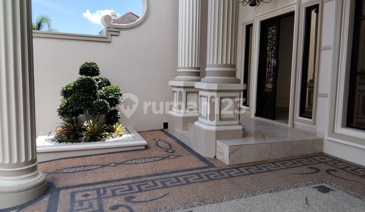 Rumah Mewah dengan Kolam Renang Pribadi Rumah Mewah dengan Kolam Renang Pribadi