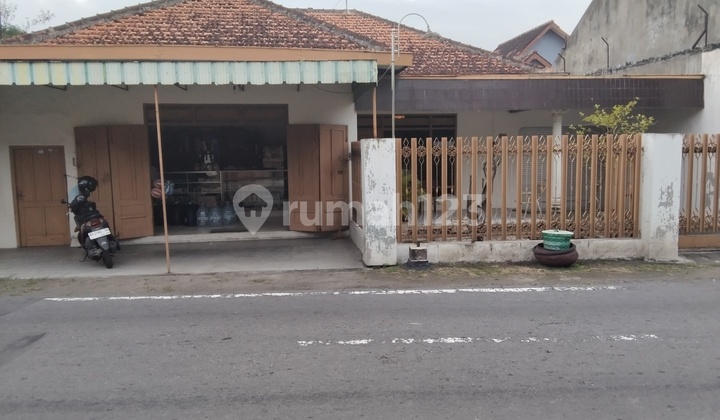 Rumah Tengah Kota Pinggir Jalan Strategis