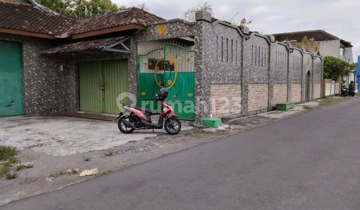 Rumah Luas Strategis Pinggir Jalan Besar