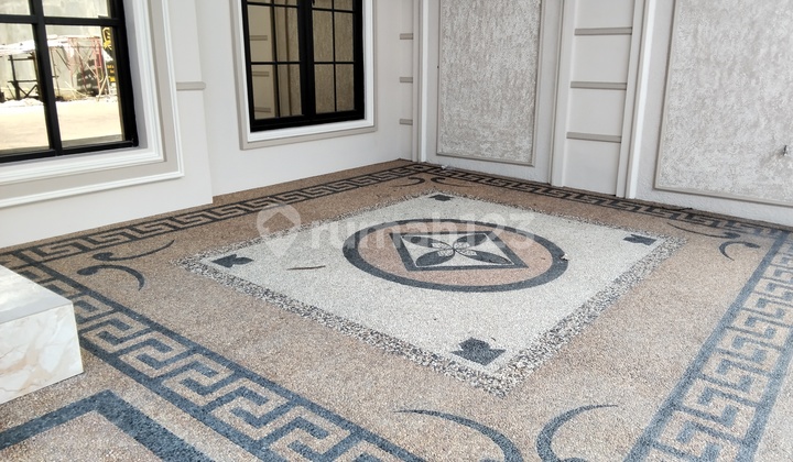 Rumah Mewah dengan Kolam Renang Pribadi