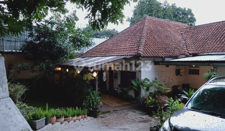 Old House with Land Calculation in Setiabudi, Bandung Old House with Land Calculation in Setiabudi, Bandung