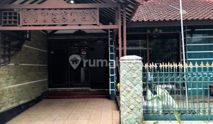 Well-Maintained Old House Strategic Location Arcamanik 2