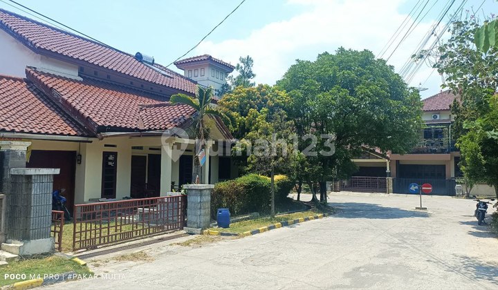 Well-maintained house, great location near Pasteur toll road, Bandung. 2