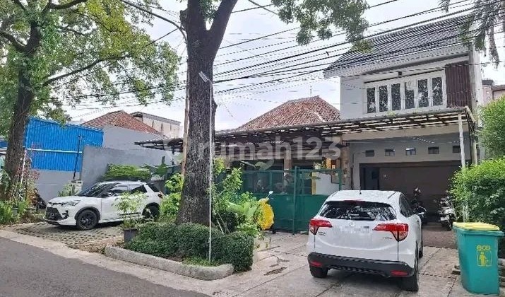 Strategic house in the Dago area of Bandung, near ITB campus.