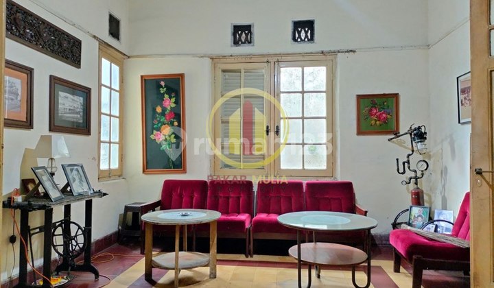 A strategic house in the center of Bandung city, ideal for business in Pungkur Lengkong. A strategic house in the center of Bandung city, ideal for business in Pungkur Lengkong.