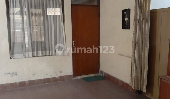 Well-Maintained Old House in Sayap Riau, Bandung 2