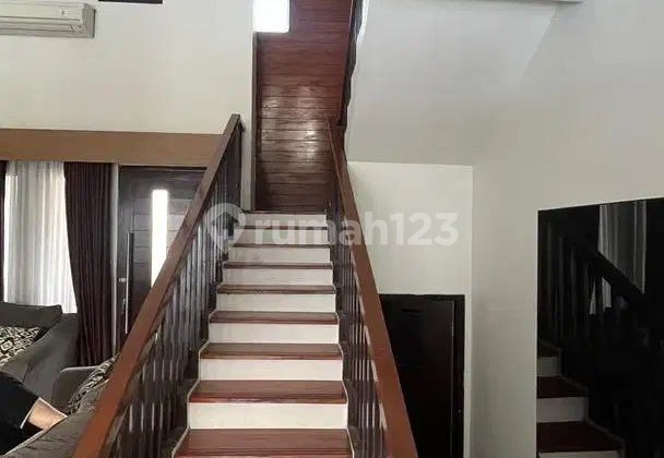 Rumah 2 Lantai Terawat Ada Kolam Renang di Buah Batu Batununggal 2