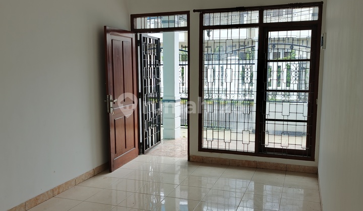 Rumah Besar Nyaman di Taman Kopo Indah 3 One Gate System