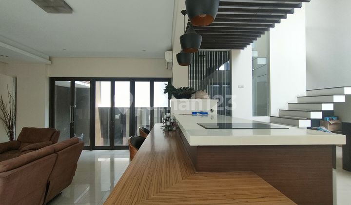 ruang keluarga rumah meruya dengan kolam renang