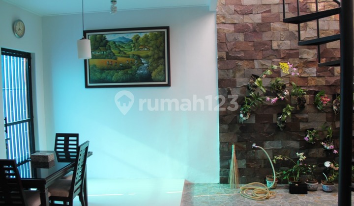 ruang makan rumah hook green lake city