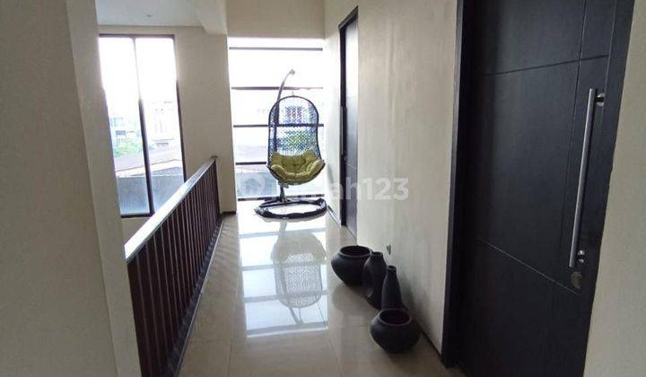 ruang keluarga rumah meruya dengan kolam renang