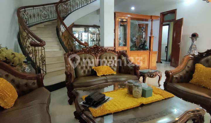 ruang tamu rumah 2 lantai meruya utara