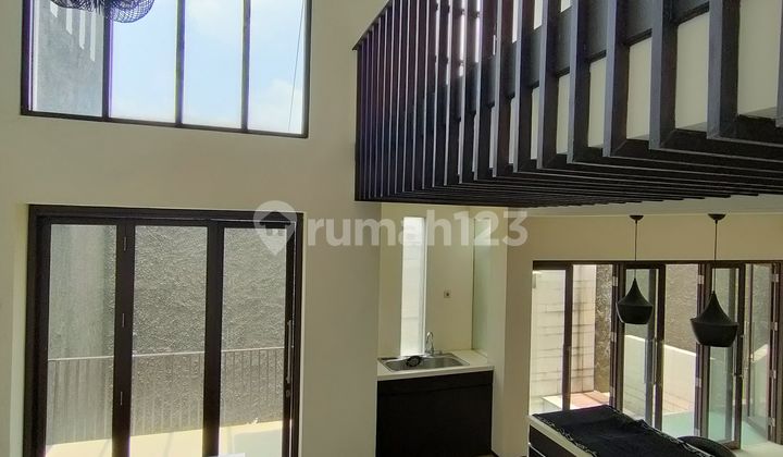 Rumah Meruya dengan Kolam Renang Siap Huni