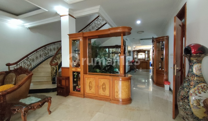 ruang keluarga rumah 2 lantai meruya utara